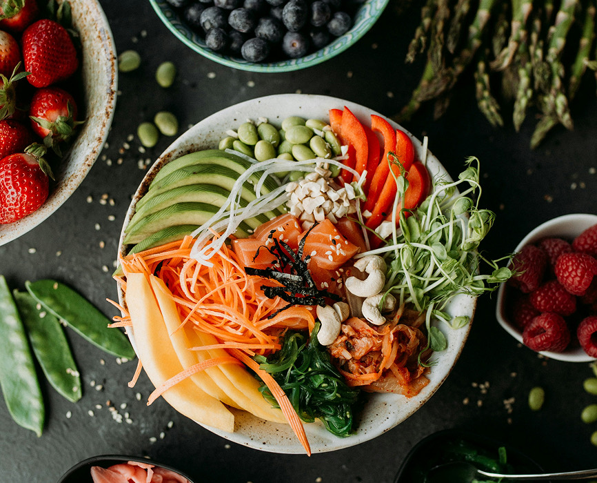 Poke bowl aux légumes frais et saumon